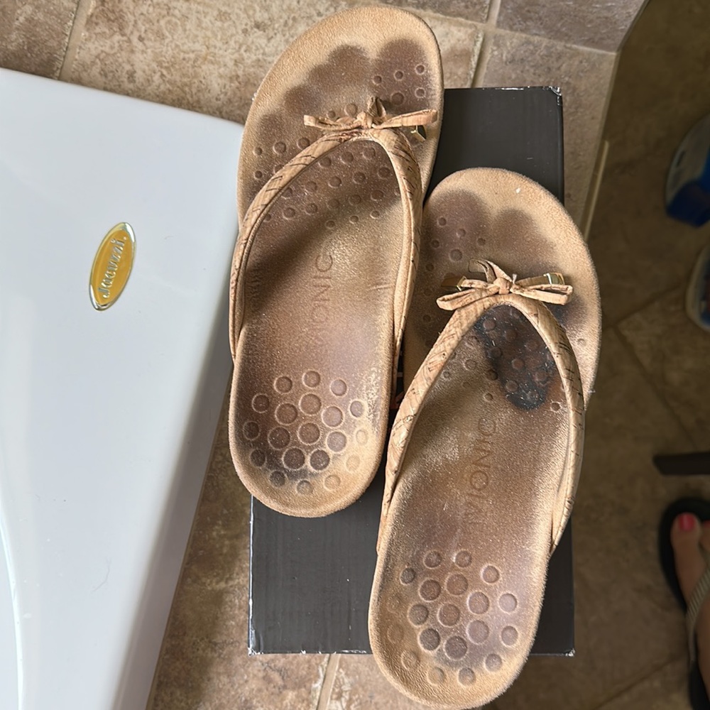 Vionic flip flops - Picture 2 of 3